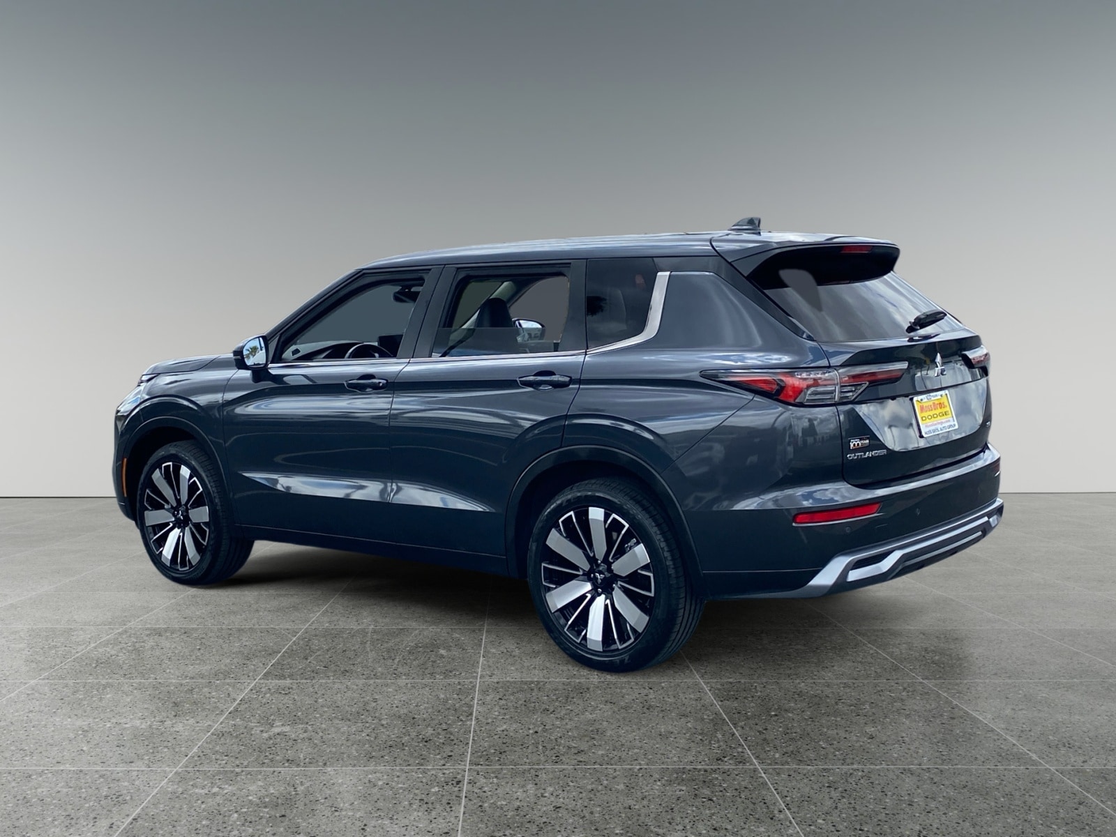 2025 Mitsubishi Outlander photo 3