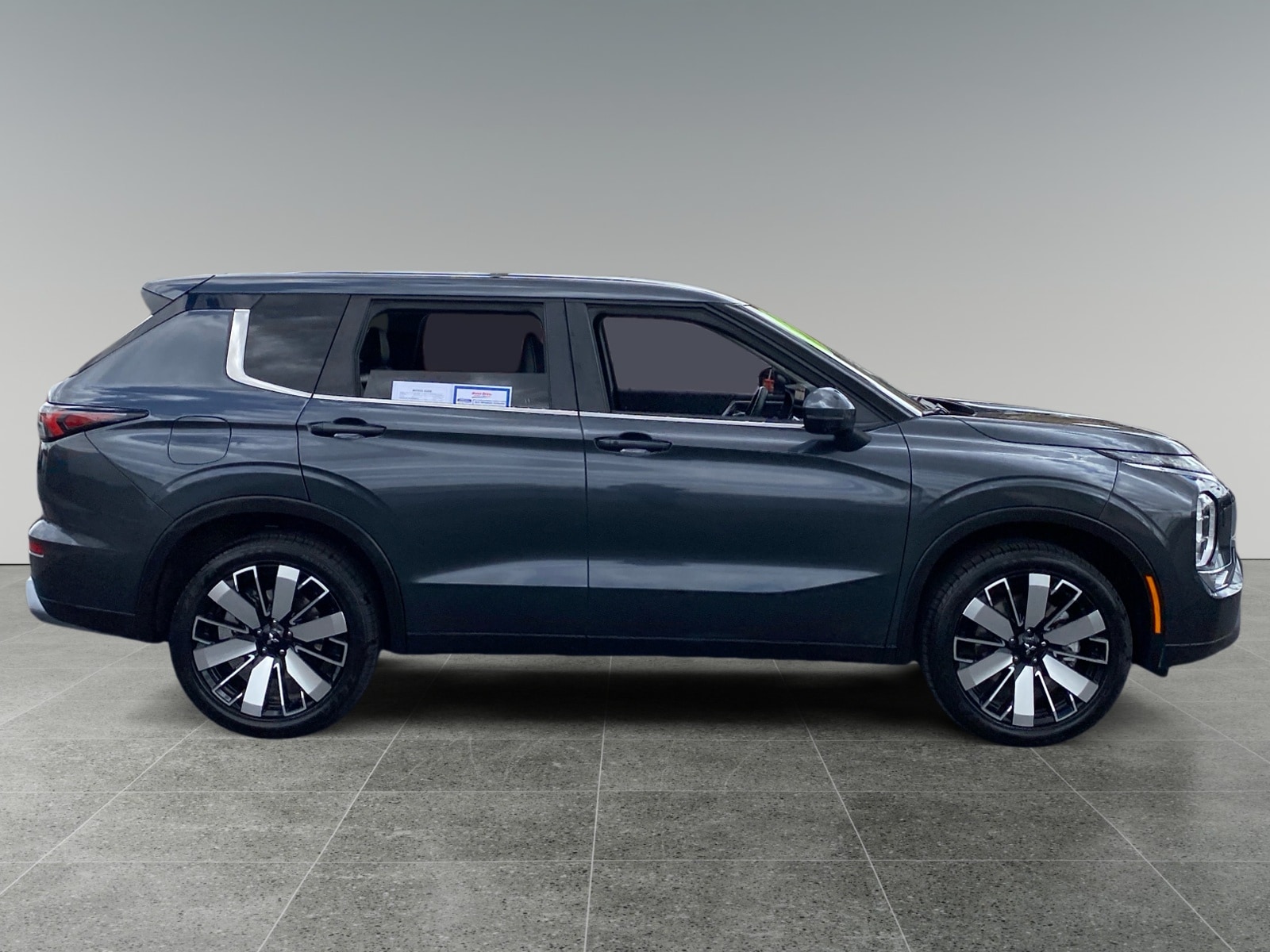 2025 Mitsubishi Outlander photo 6