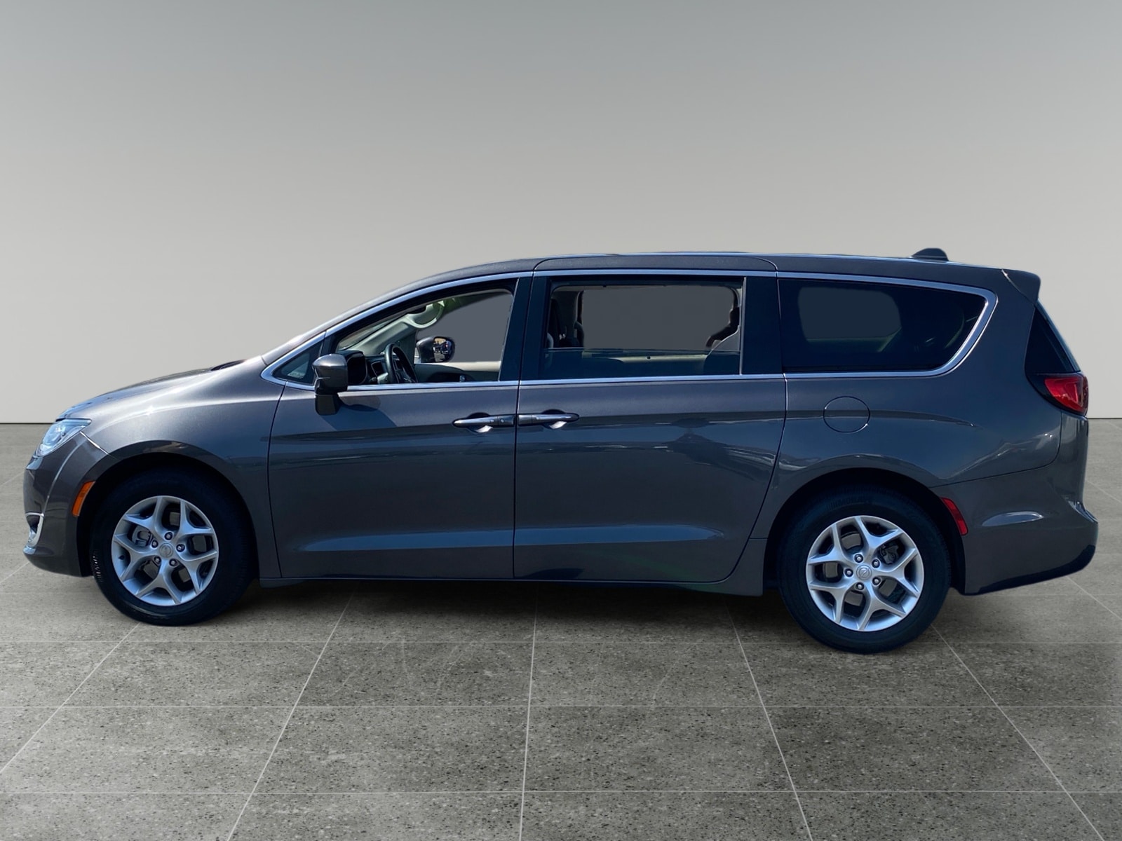 2019 Chrysler Pacifica Touring Plus photo 2