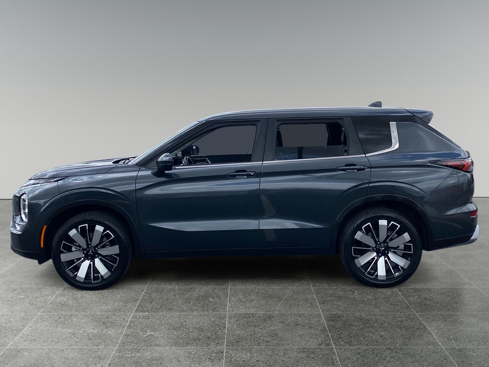 2025 Mitsubishi Outlander photo 2