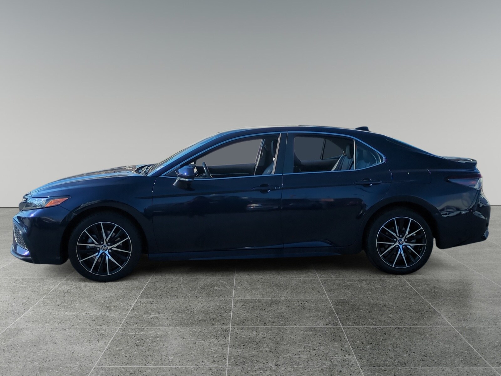 2022 Toyota Camry SE photo 2
