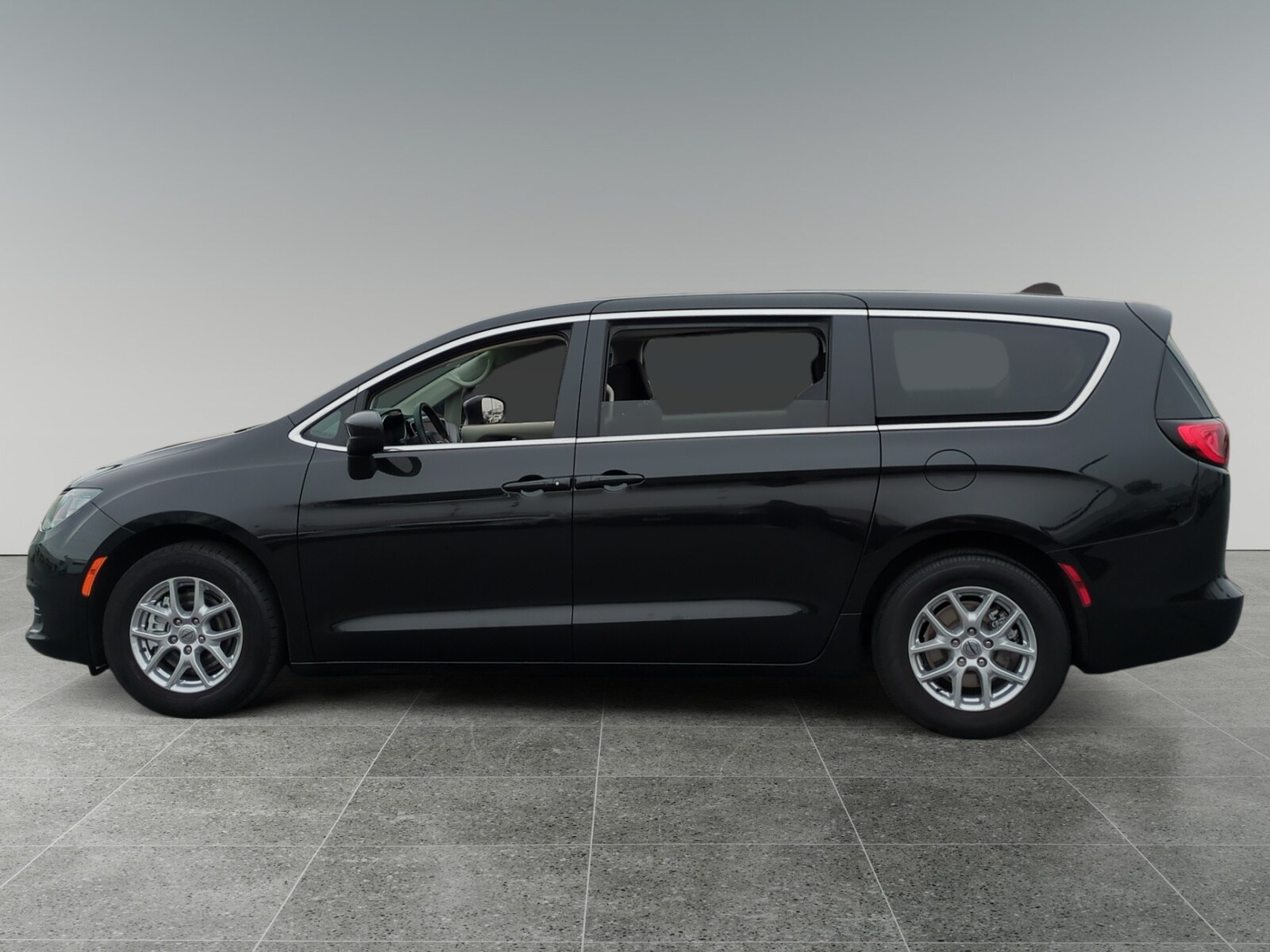 2022 Chrysler Voyager LX photo 2