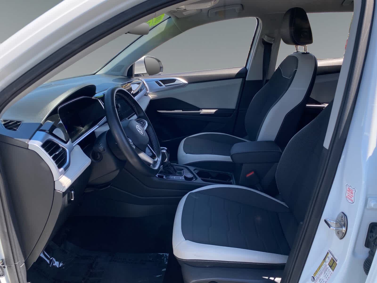 2025 Volkswagen Taos SE - Photo 9