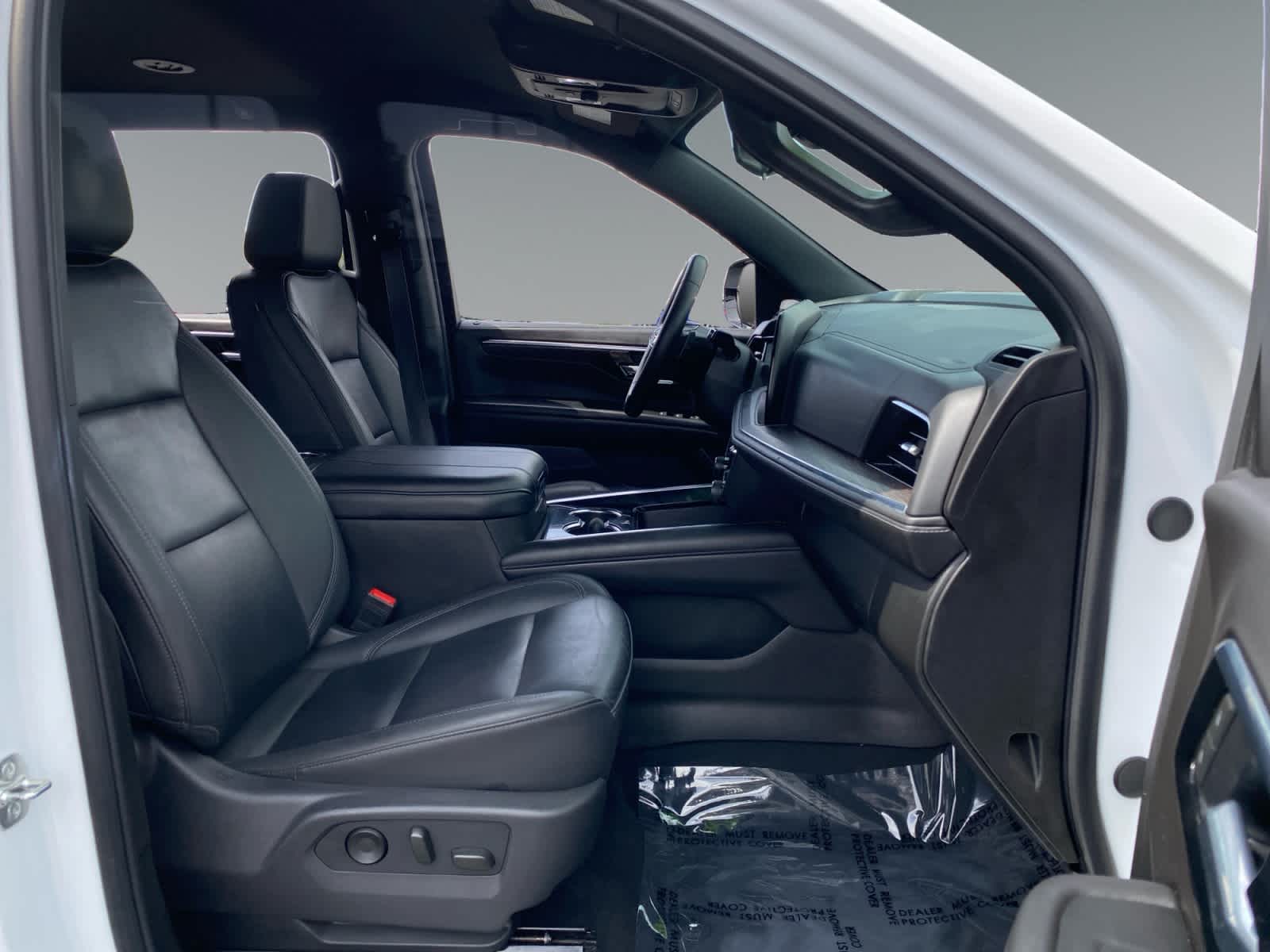 2025 Chevrolet Suburban LT - Photo 14