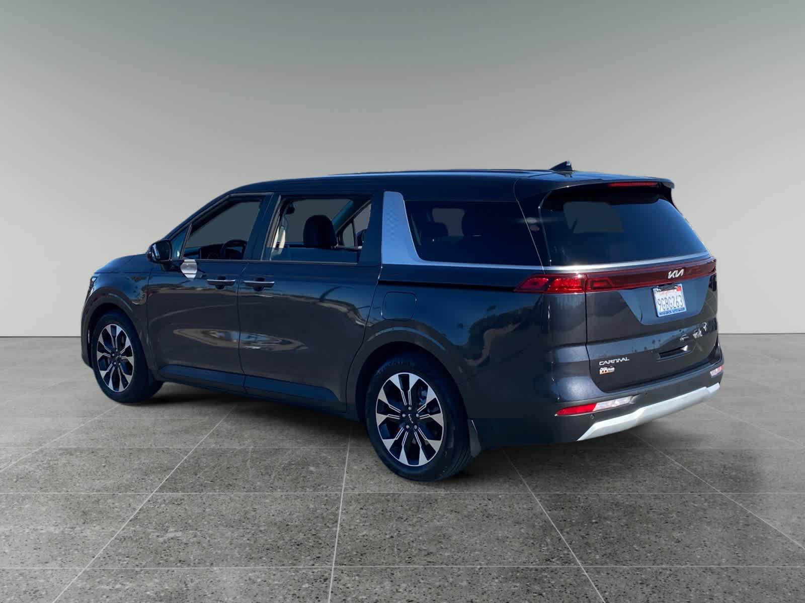 2023 Kia Carnival EX photo 3