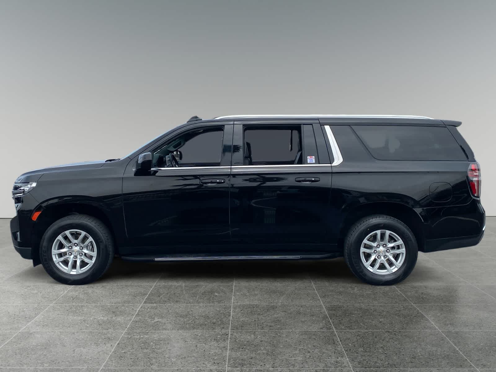 2024 Chevrolet Suburban LT photo 2