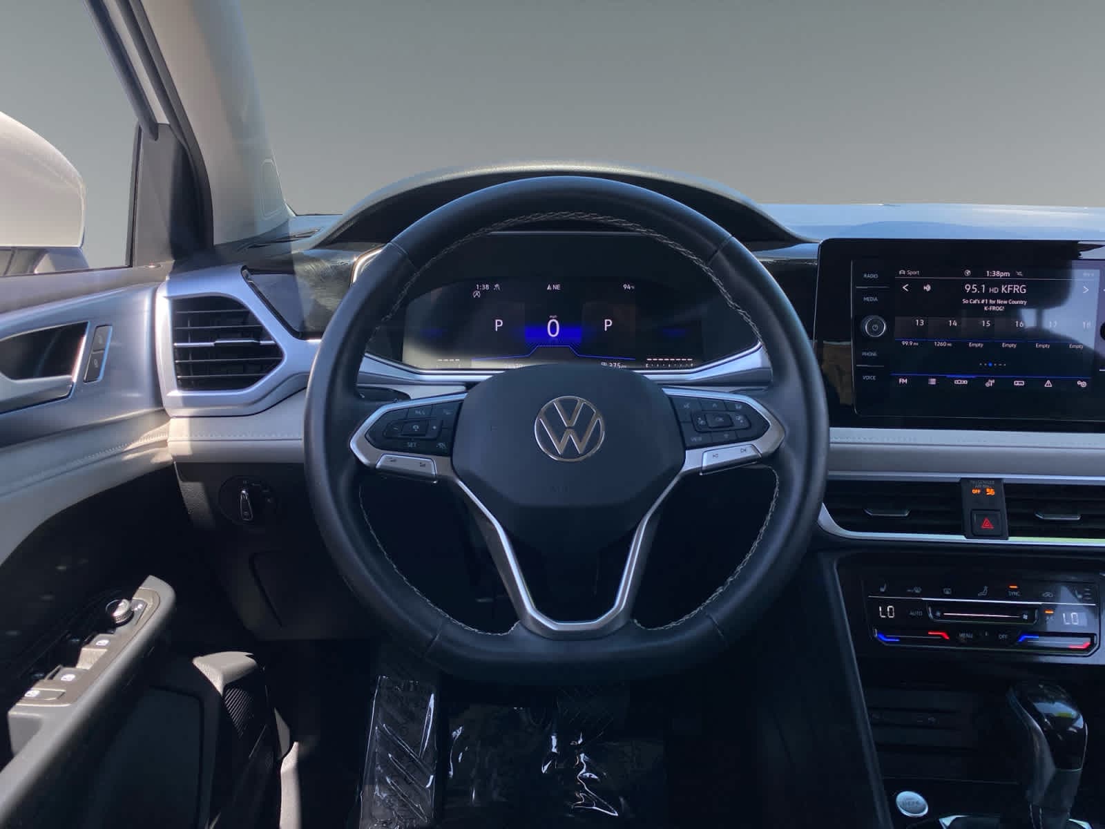 2025 Volkswagen Taos SE - Photo 12