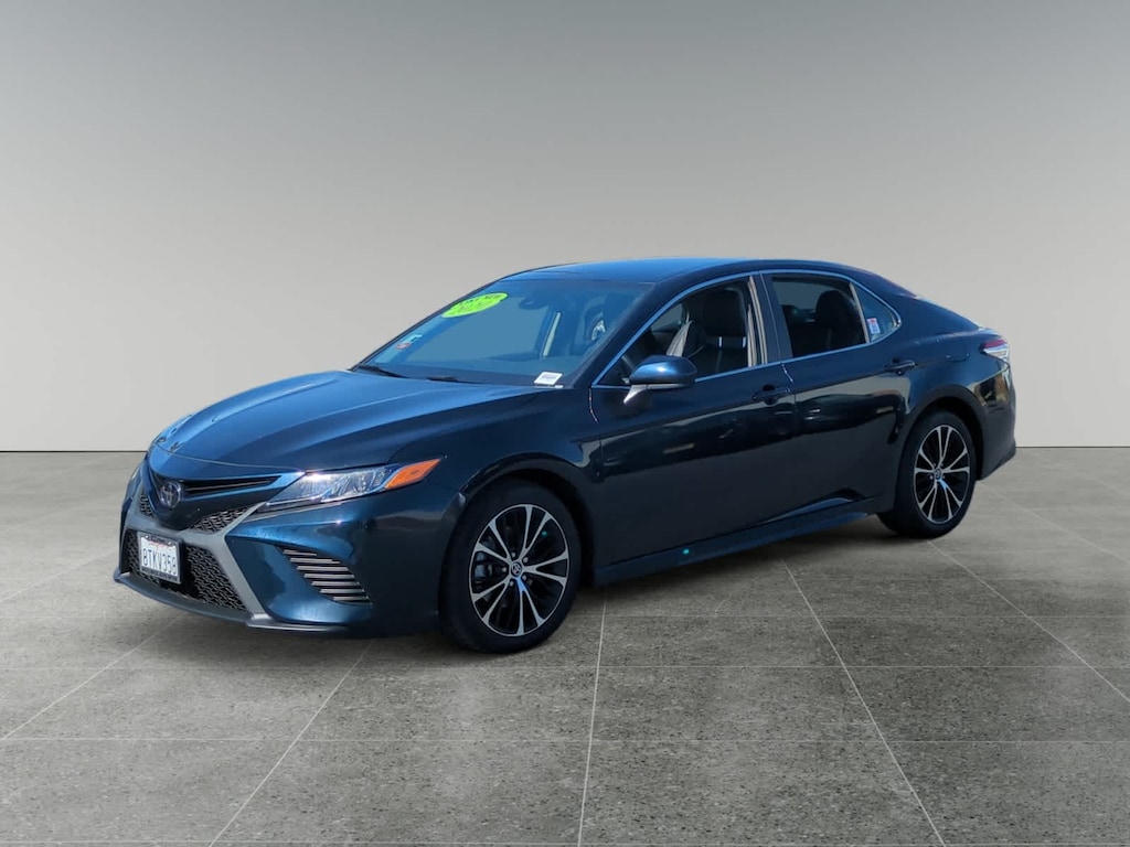 Used 2020 Toyota Camry SE Sedan