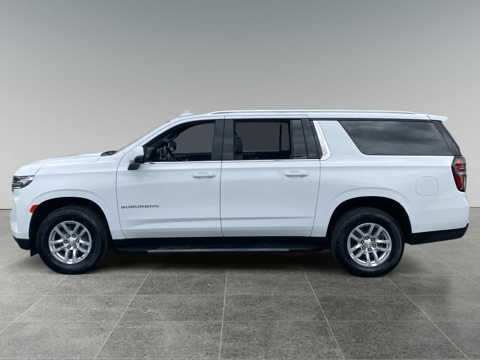 2022 Chevrolet Suburban LT - Photo 2