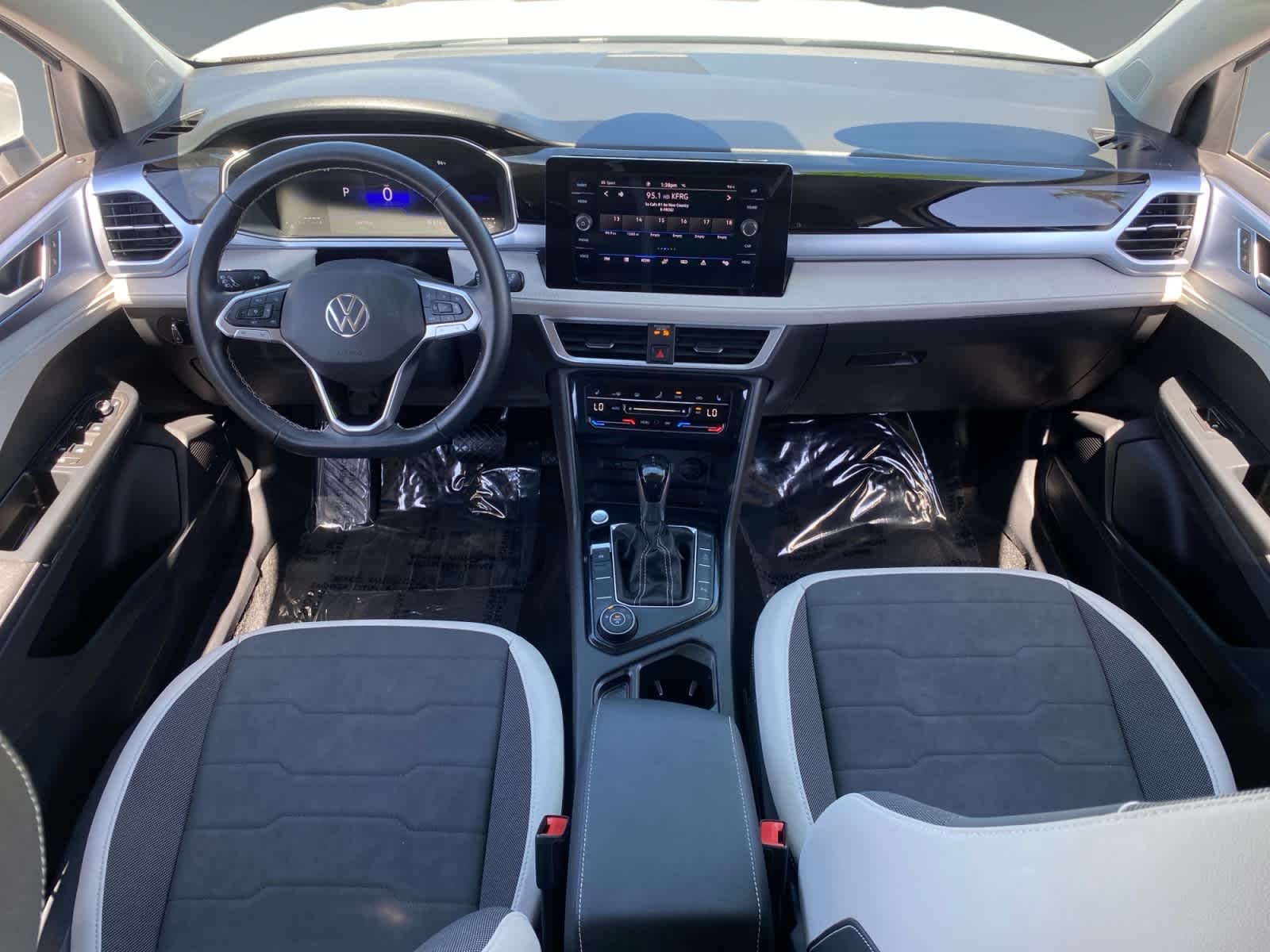 2025 Volkswagen Taos SE - Photo 10