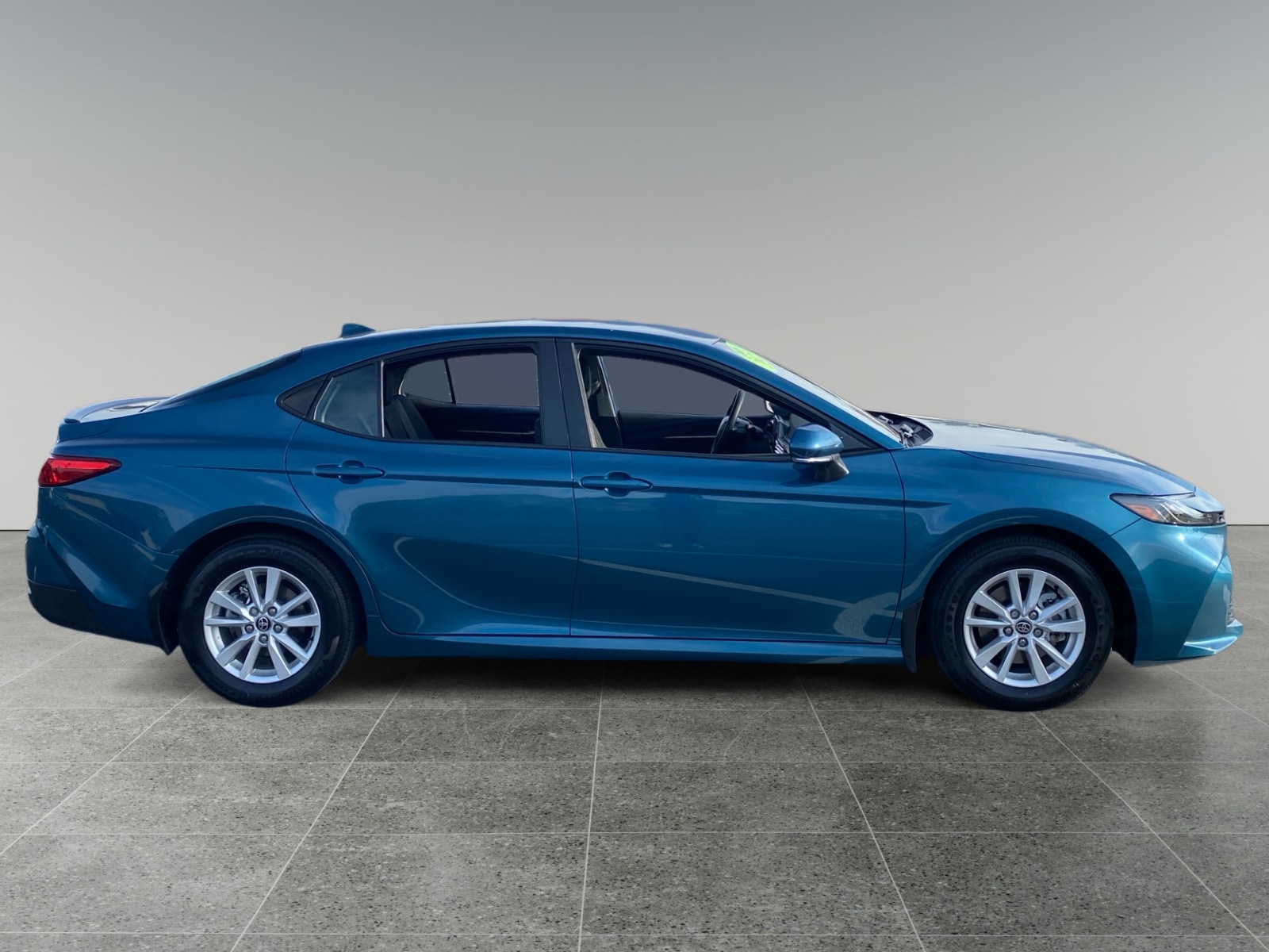 2025 Toyota Camry LE - Photo 6