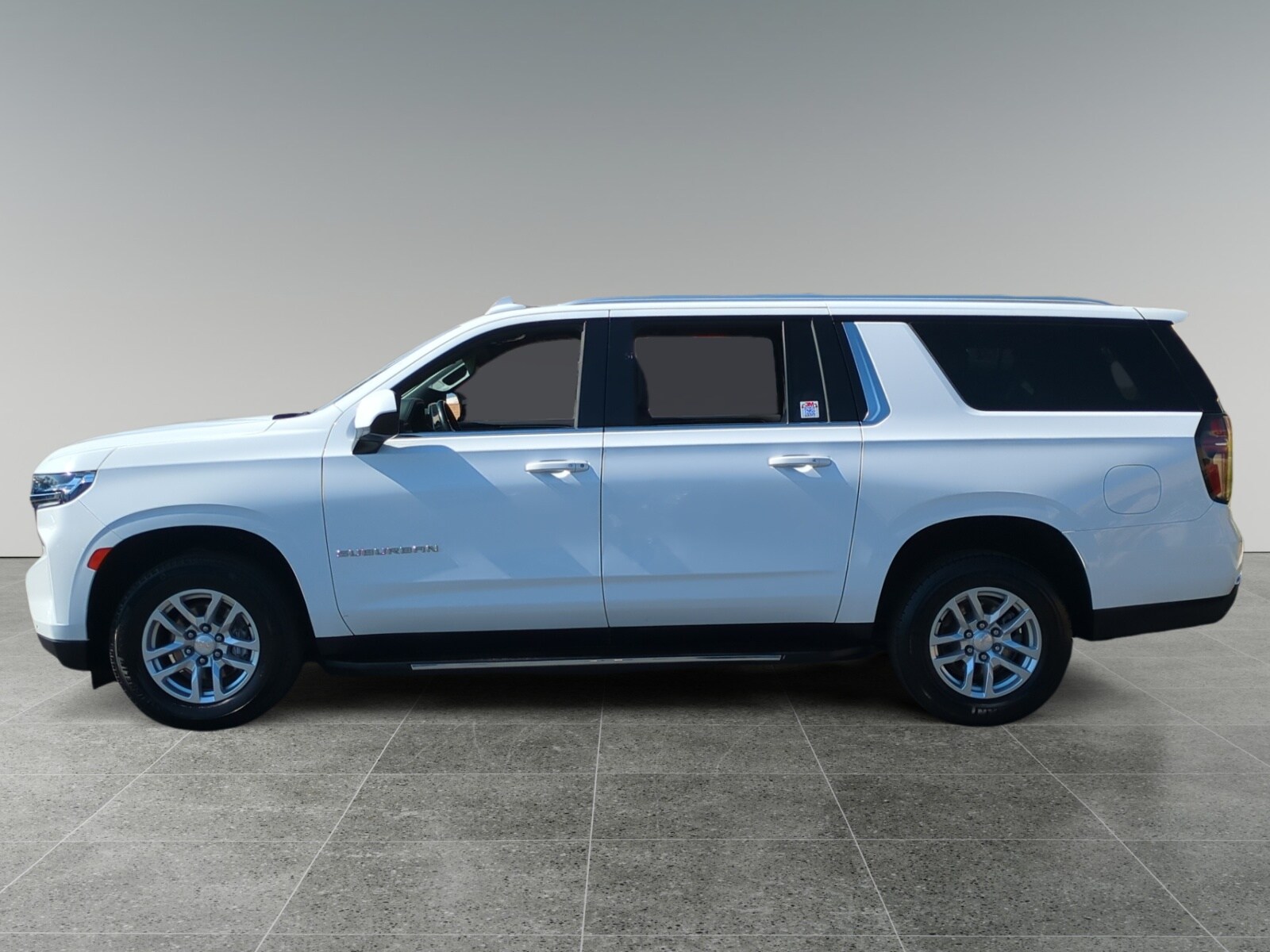 2023 Chevrolet Suburban LT photo 2