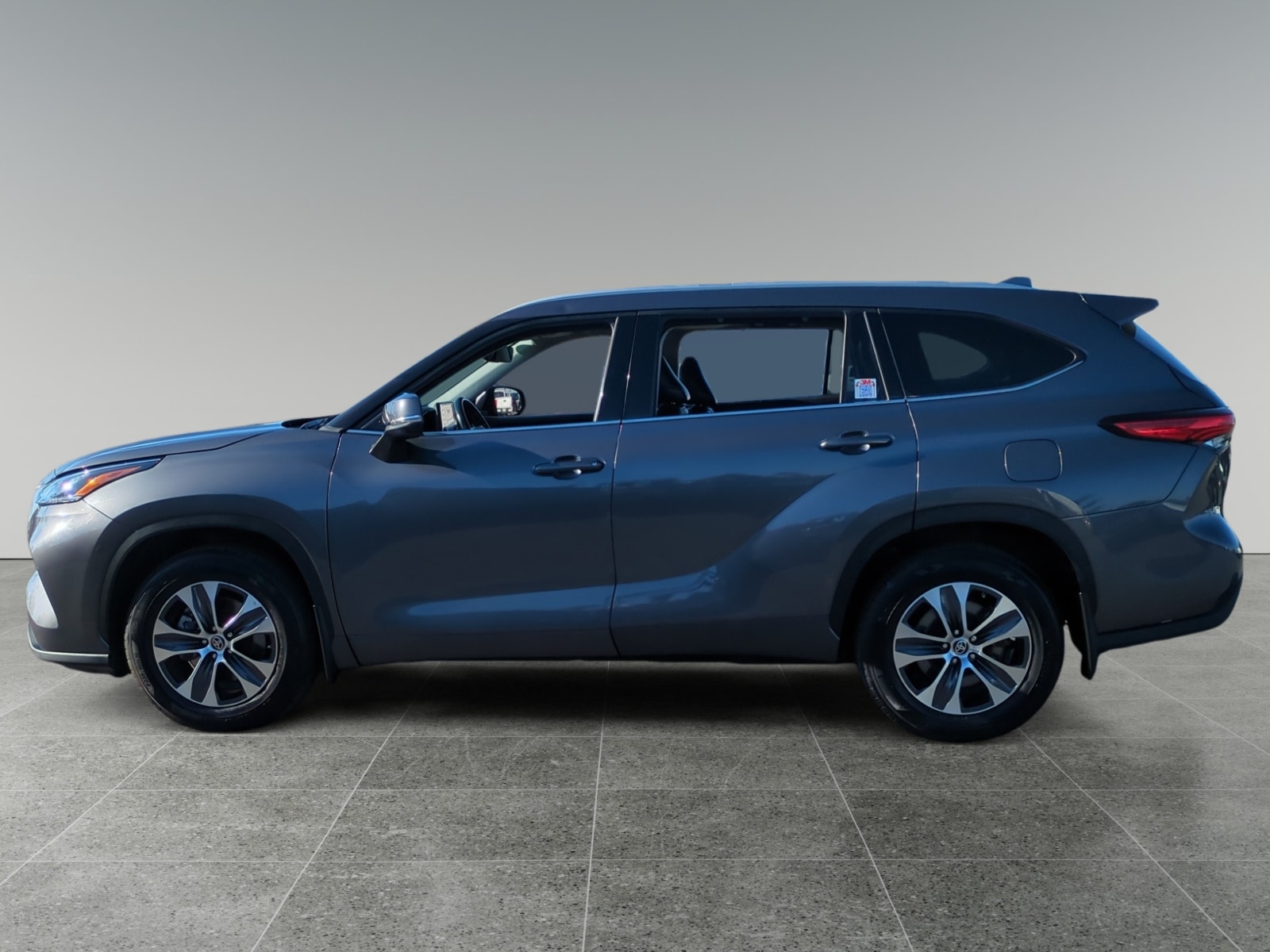 Used 2022 Toyota Highlander XLE with VIN 5TDGZRBH5NS567269 for sale in San Bernardino, CA