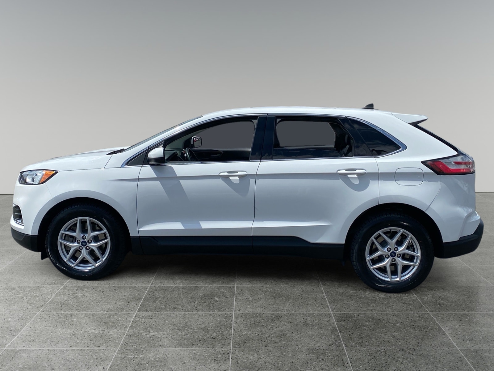2022 Ford Edge SEL photo 2