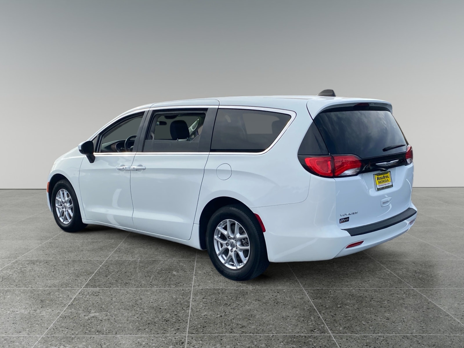 2022 Chrysler Voyager LX photo 3