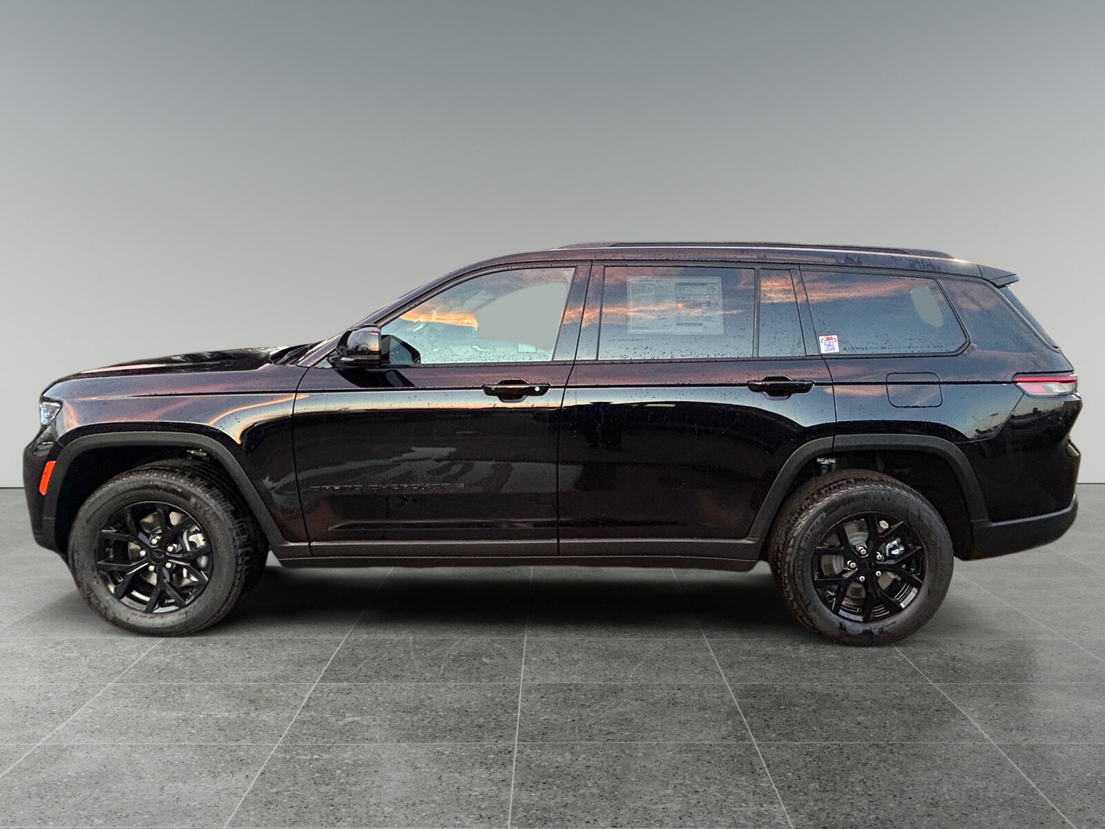 2025 Jeep Grand Cherokee Laredo Sport photo 2
