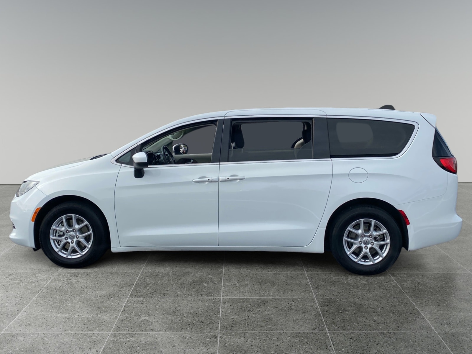 2022 Chrysler Voyager LX photo 2