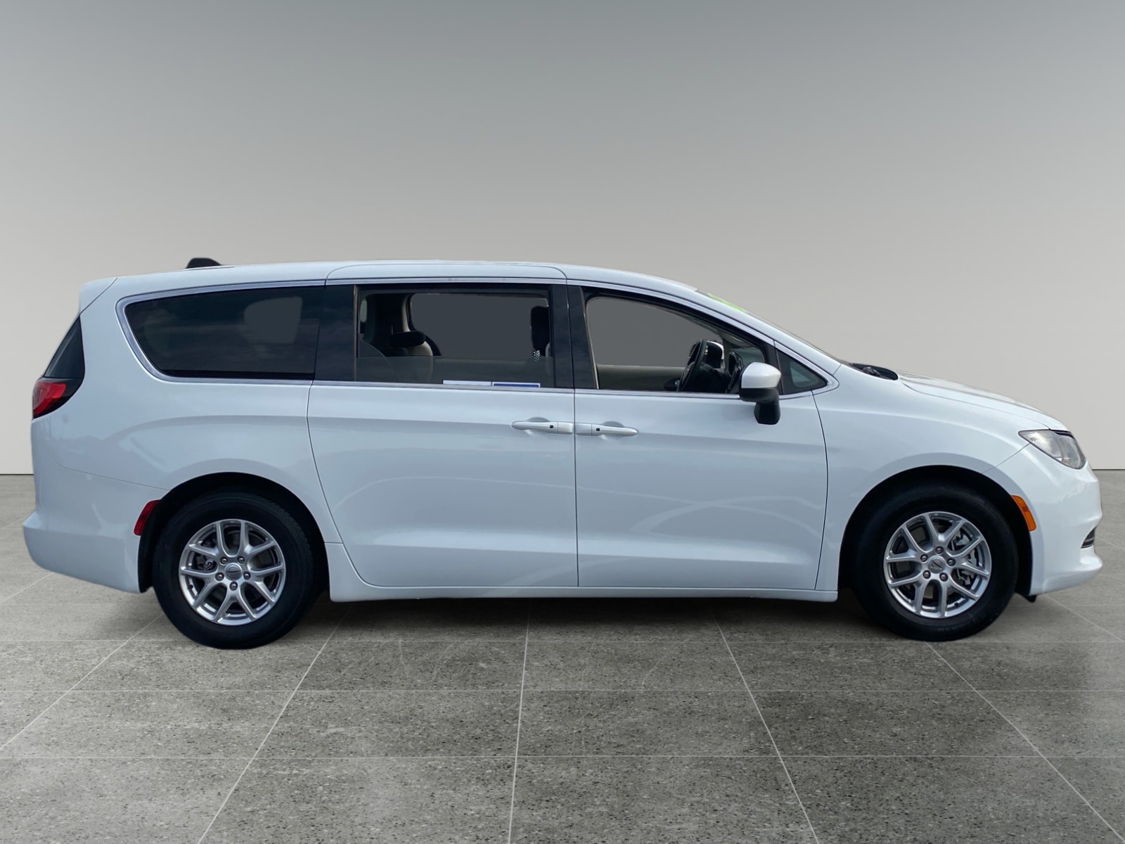 2022 Chrysler Voyager LX photo 6
