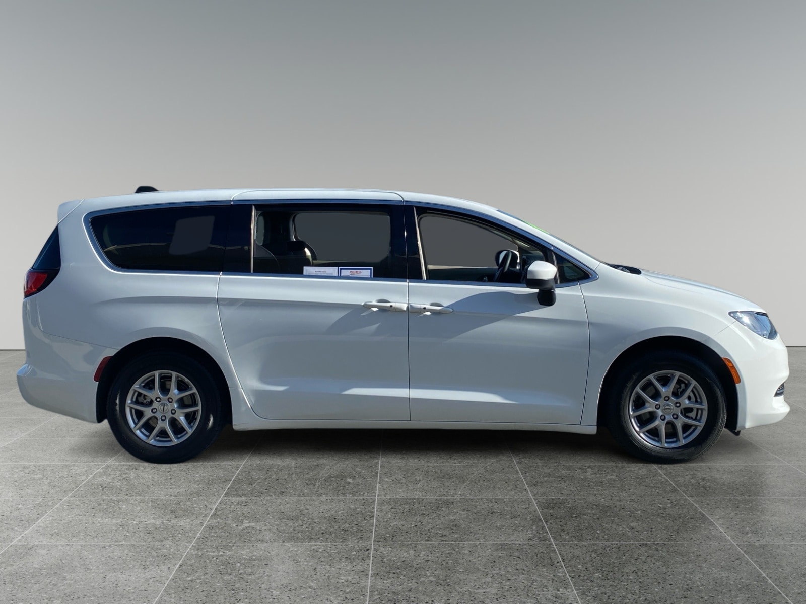 2023 Chrysler Voyager LX photo 6