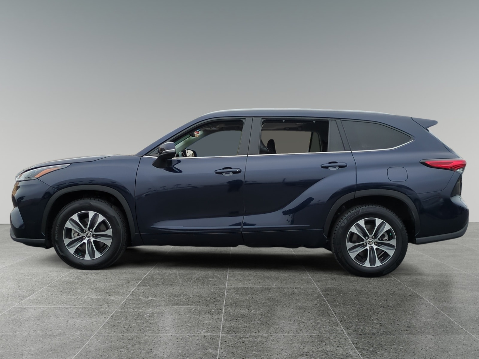 Used 2022 Toyota Highlander XLE with VIN 5TDHARAHXNS514242 for sale in Riverside, CA