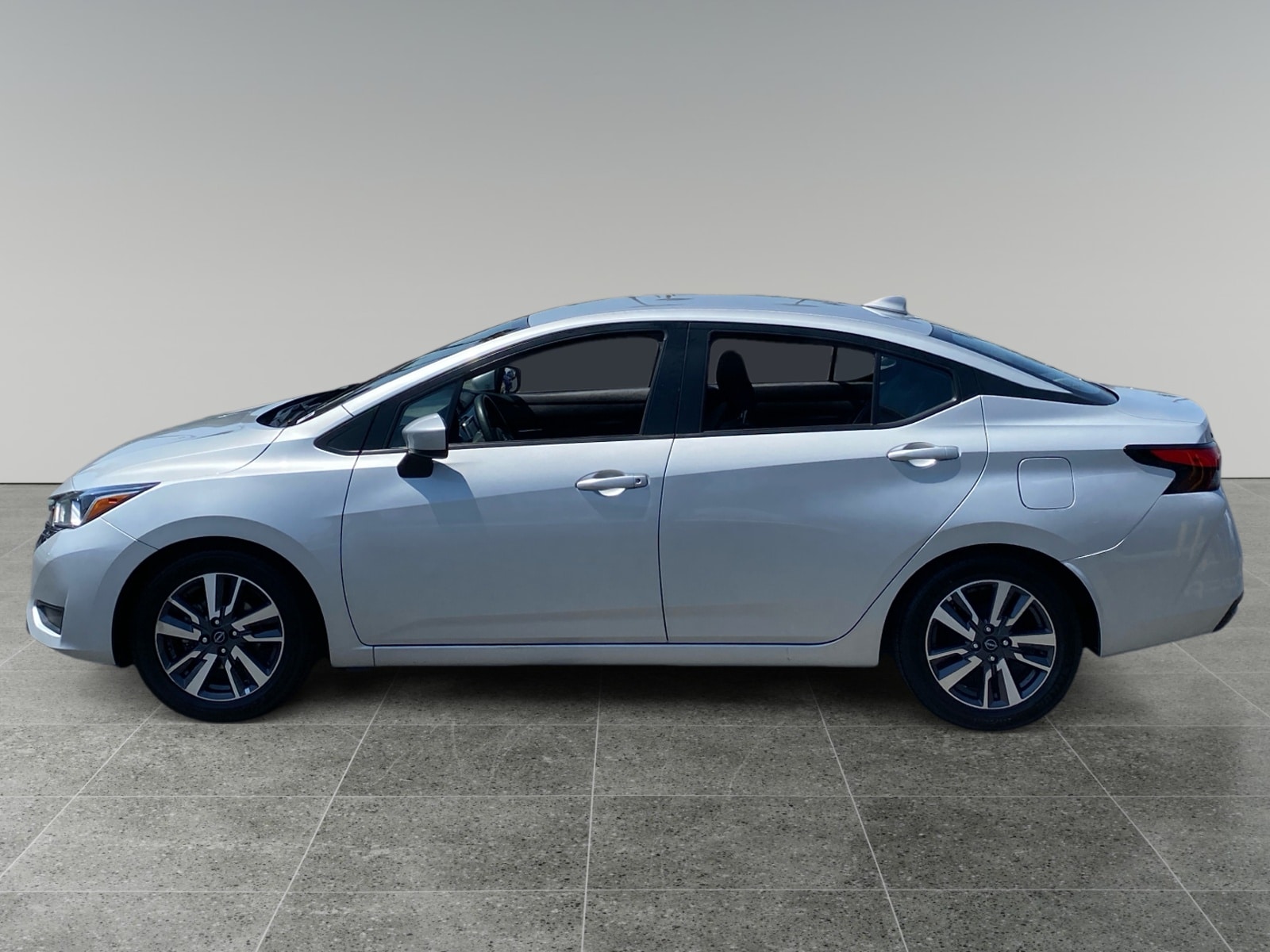 2023 Nissan Versa 1.6 SV photo 2