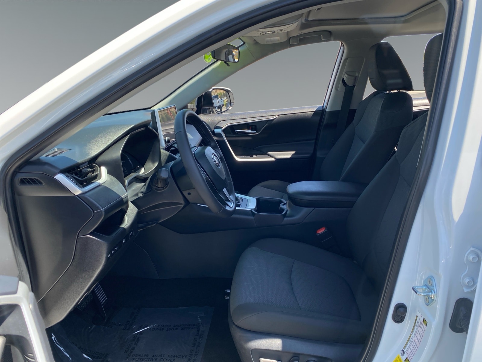 2025 Toyota RAV4 XLE - Photo 9