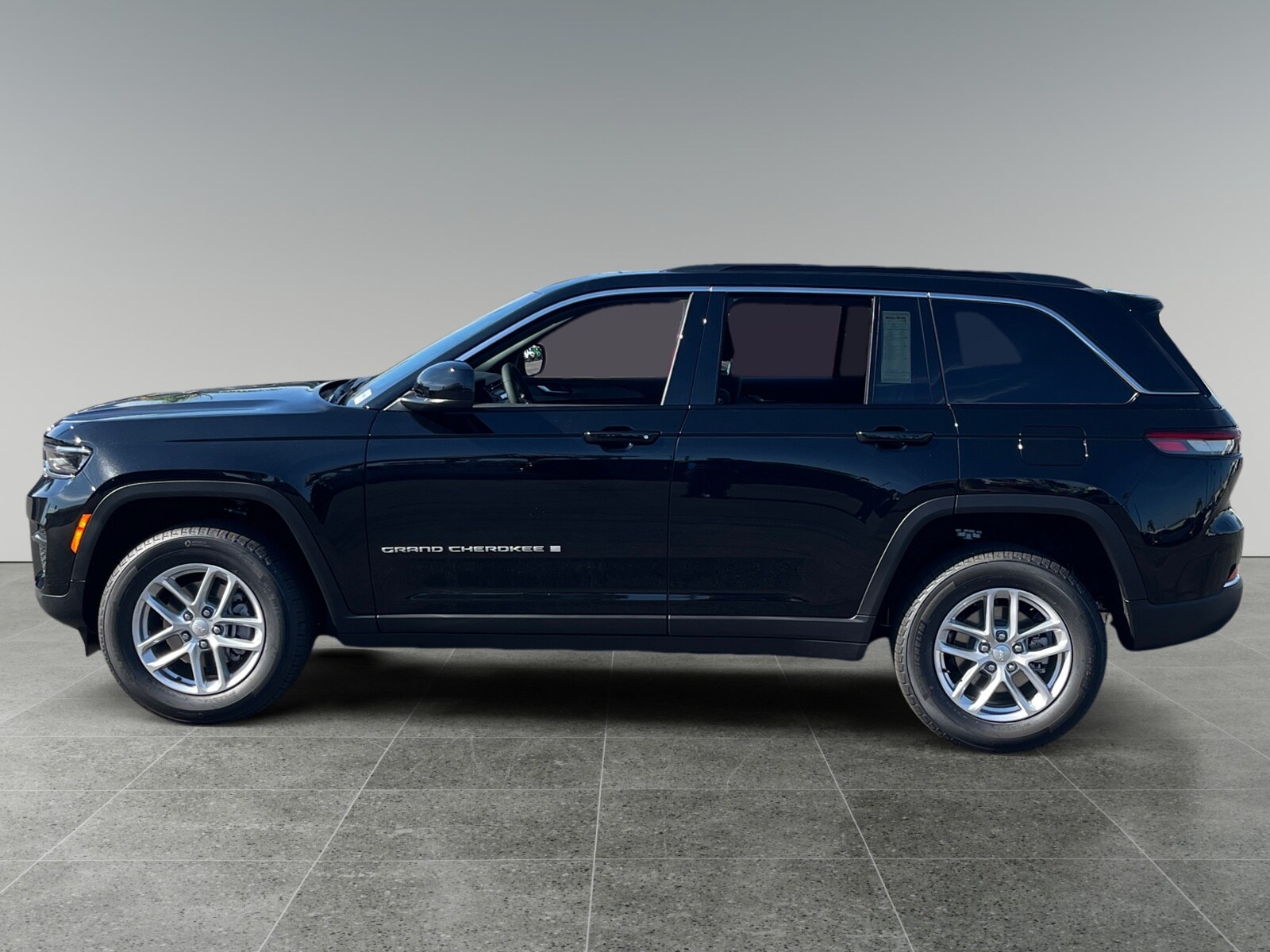 2025 Jeep Grand Cherokee Laredo X photo 2