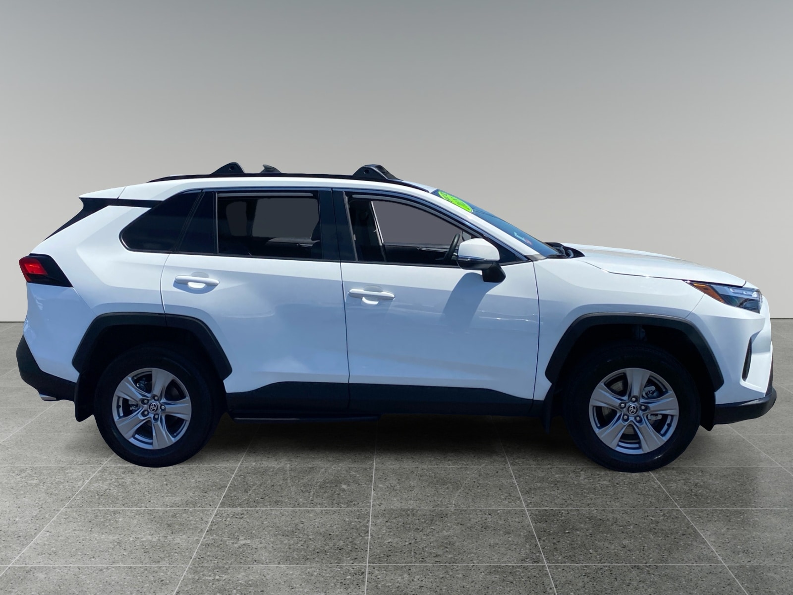 2025 Toyota RAV4 XLE - Photo 6