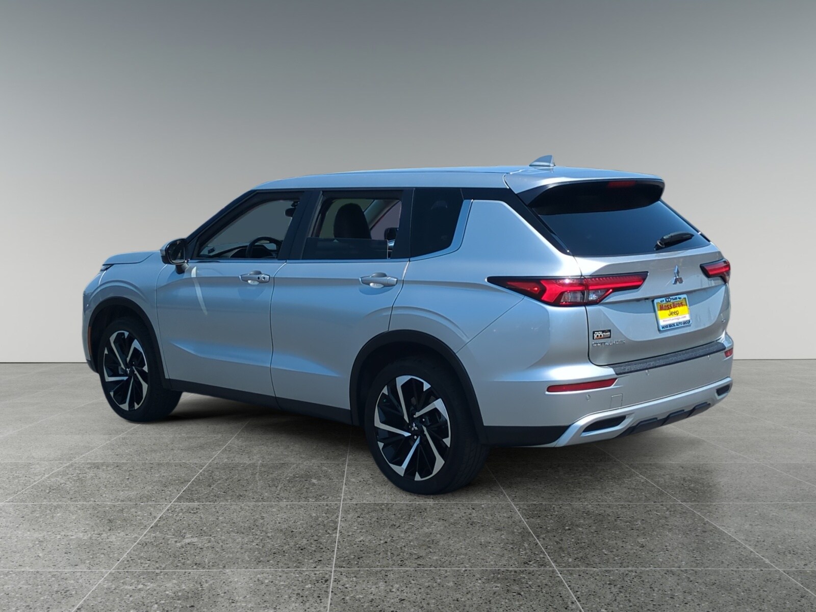 2024 Mitsubishi Outlander SE photo 3