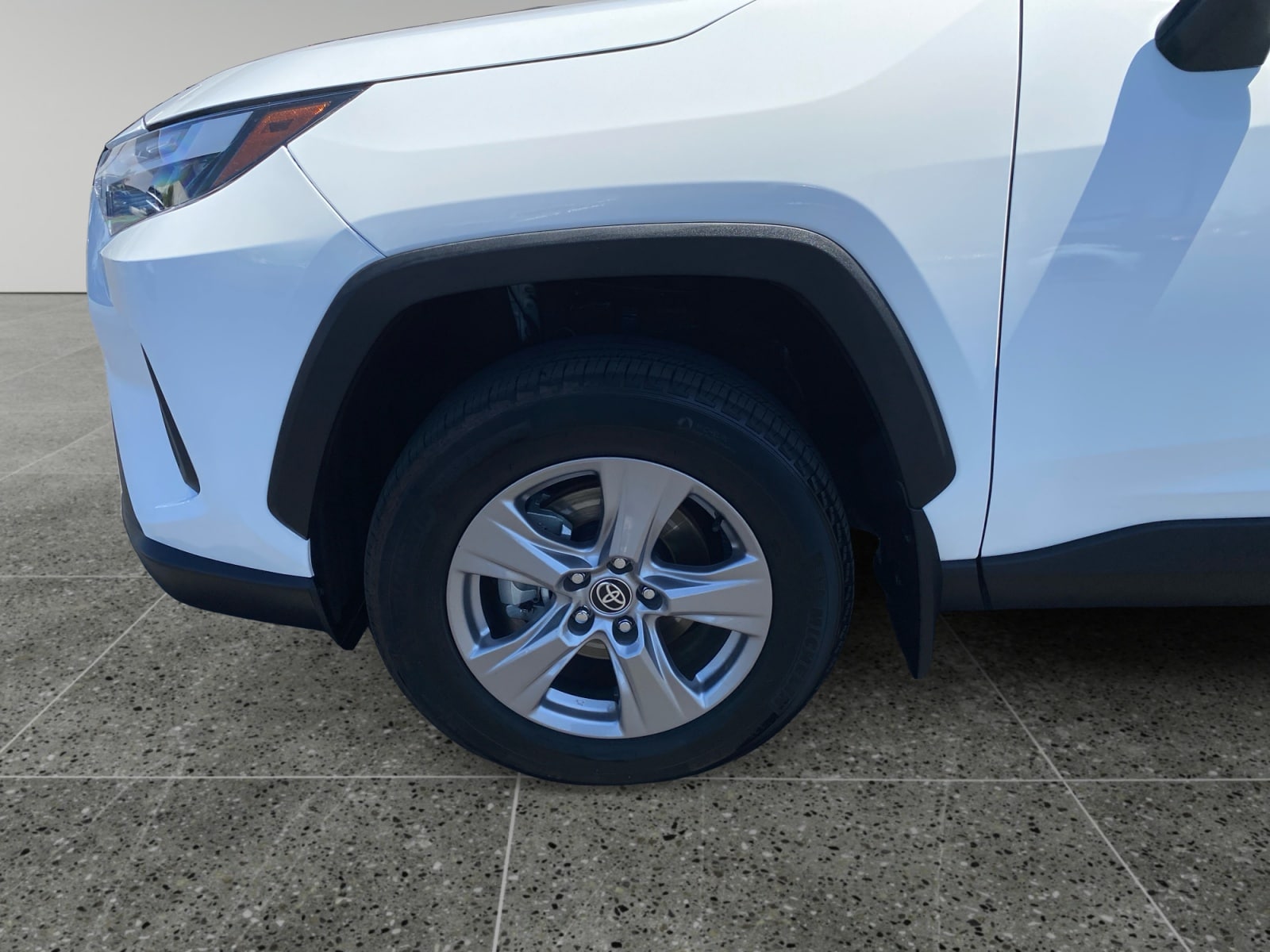 2025 Toyota RAV4 XLE - Photo 14