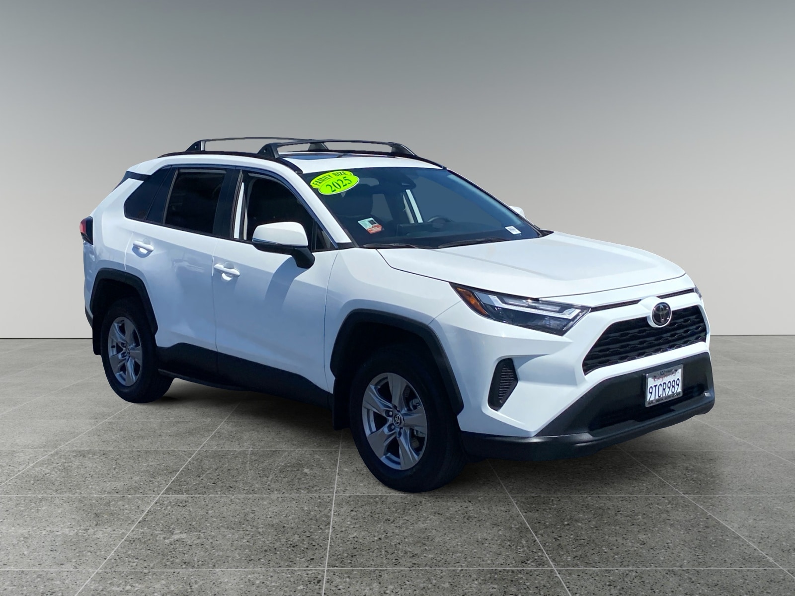 2025 Toyota RAV4 XLE - Photo 7