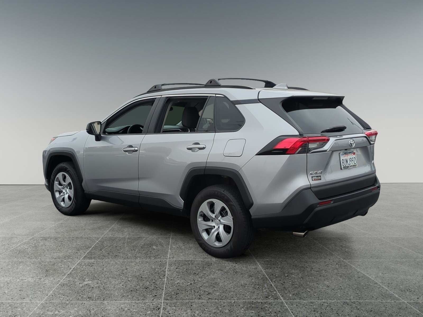 2021 Toyota RAV4 LE photo 2