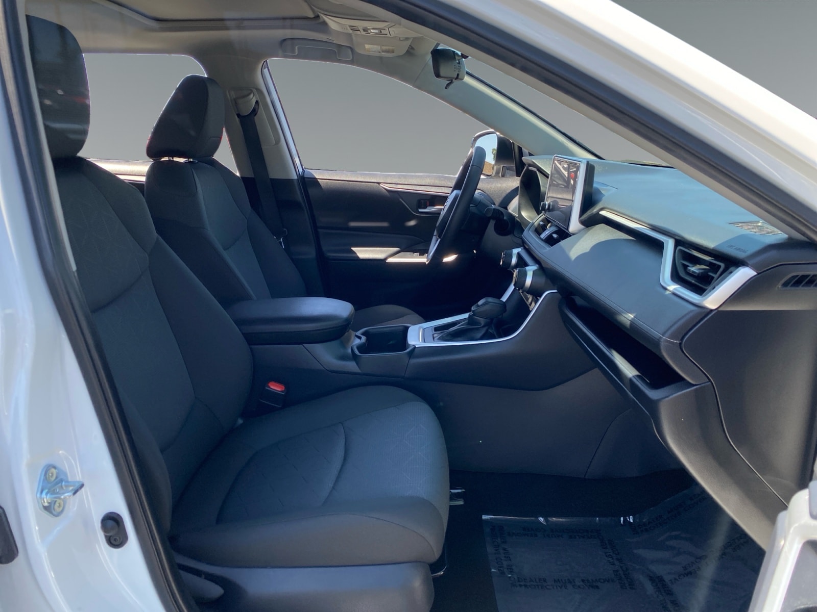 2025 Toyota RAV4 XLE - Photo 15