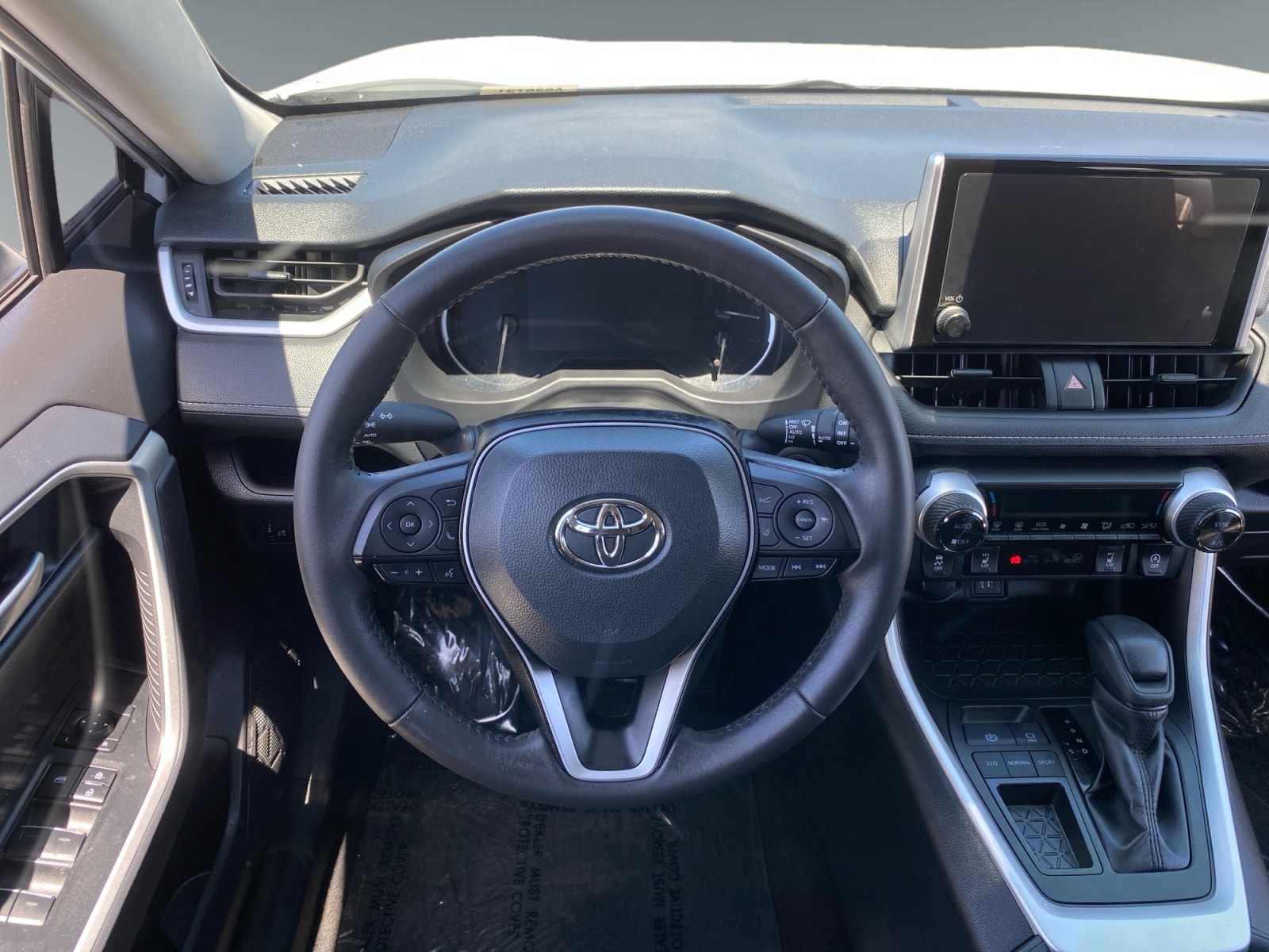 2025 Toyota RAV4 XLE - Photo 12