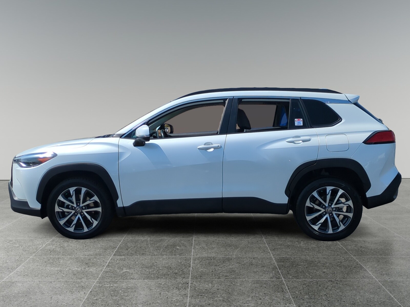 2023 Toyota Corolla Cross XLE photo 2