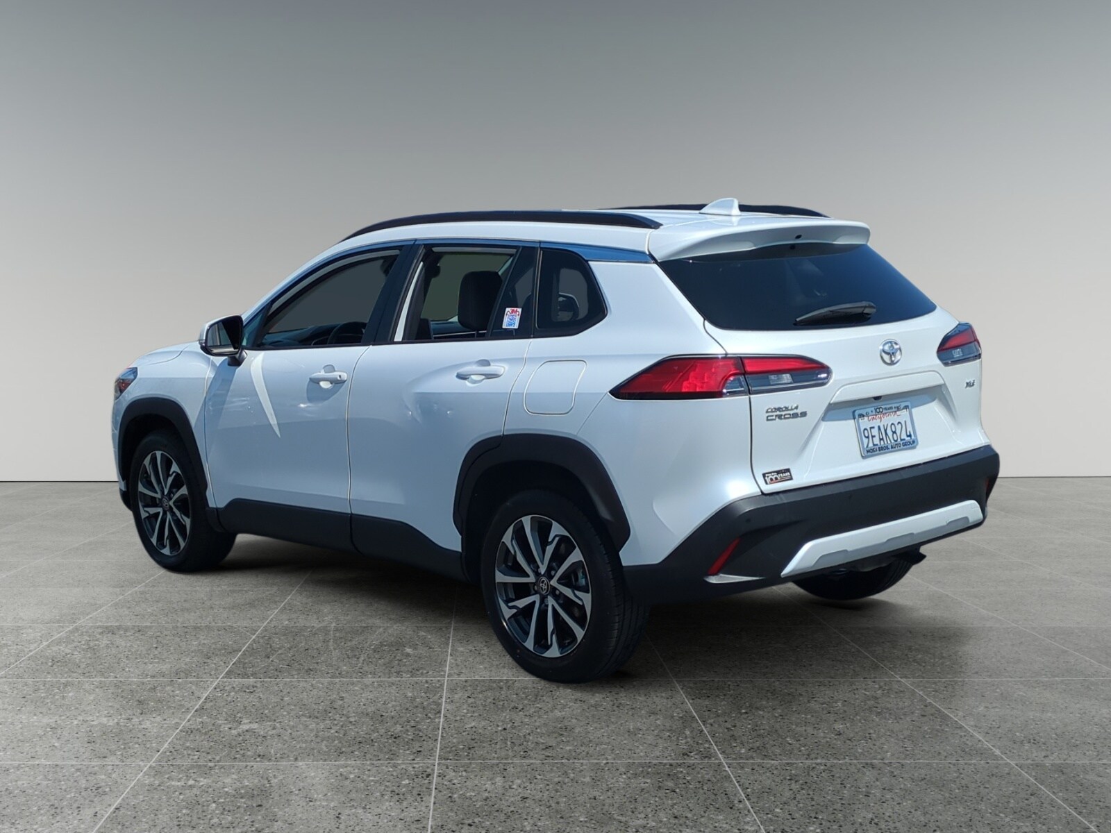 2023 Toyota Corolla Cross XLE photo 3