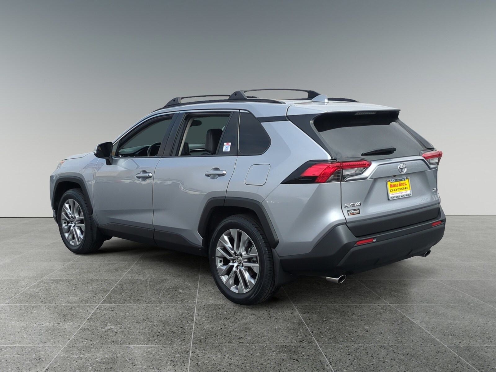2021 Toyota RAV4 XLE Premium photo 3