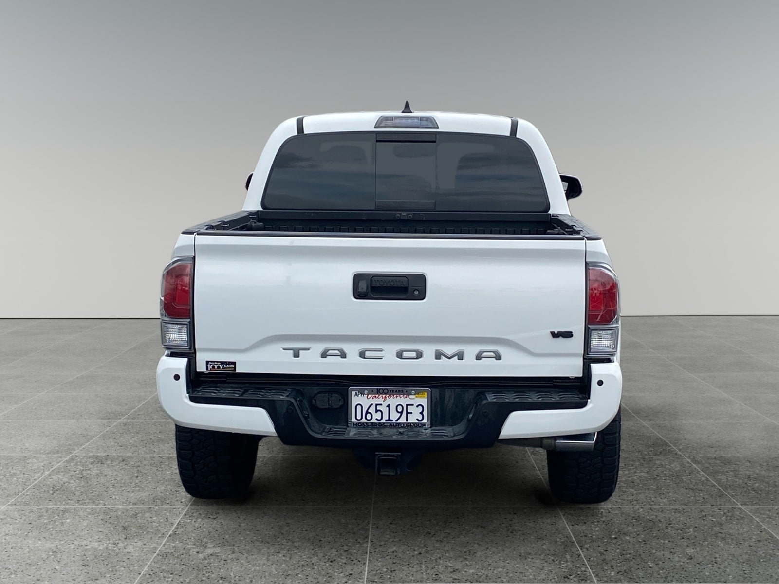 View vehicle photo 4