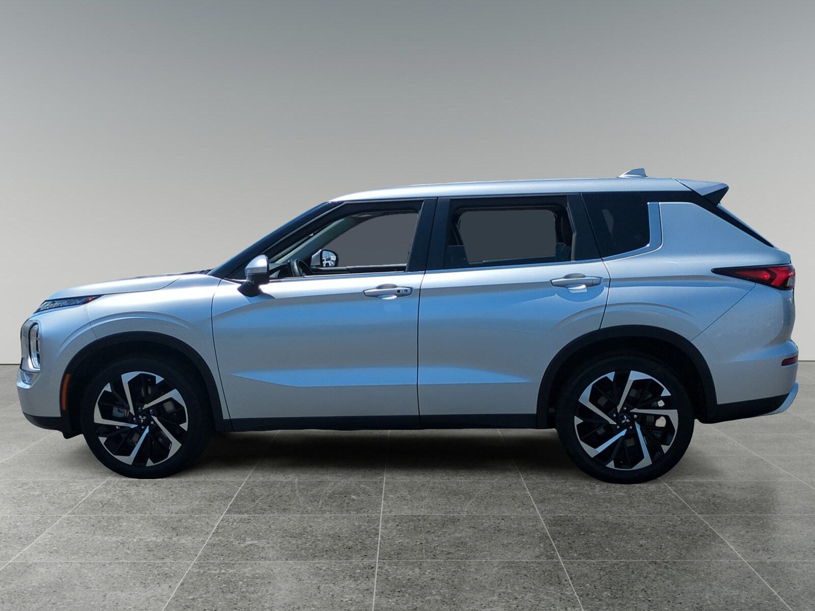 2024 Mitsubishi Outlander SE photo 2