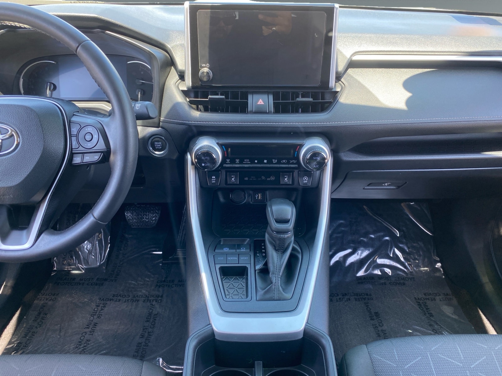 2025 Toyota RAV4 XLE - Photo 11