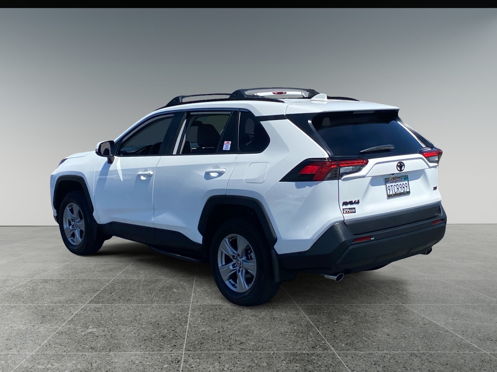 2025 Toyota RAV4 XLE - Photo 3