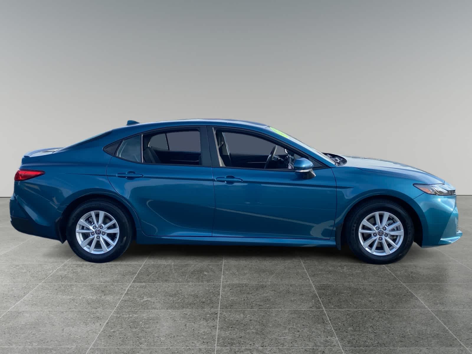 2025 Toyota Camry LE - Photo 6