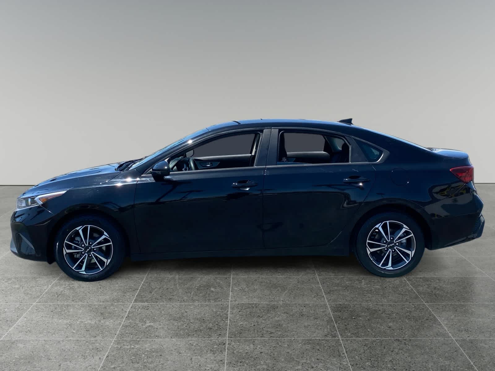 2024 Kia Forte LXS - Photo 2