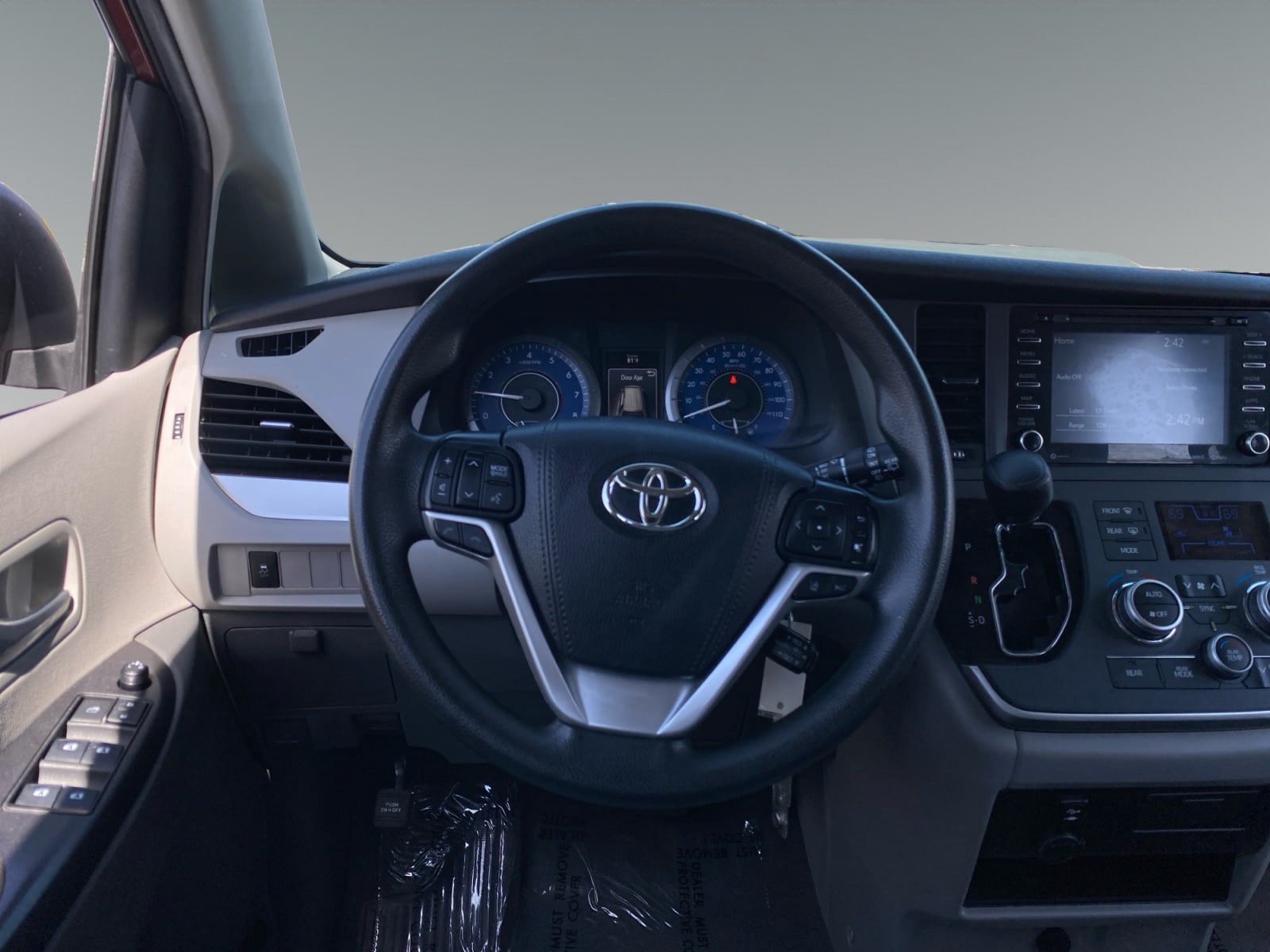 2020 Toyota Sienna LE - Photo 12