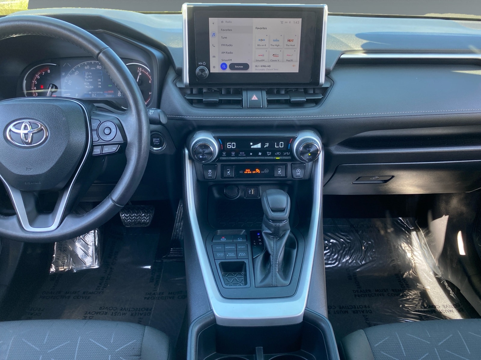 2025 Toyota RAV4 XLE - Photo 11