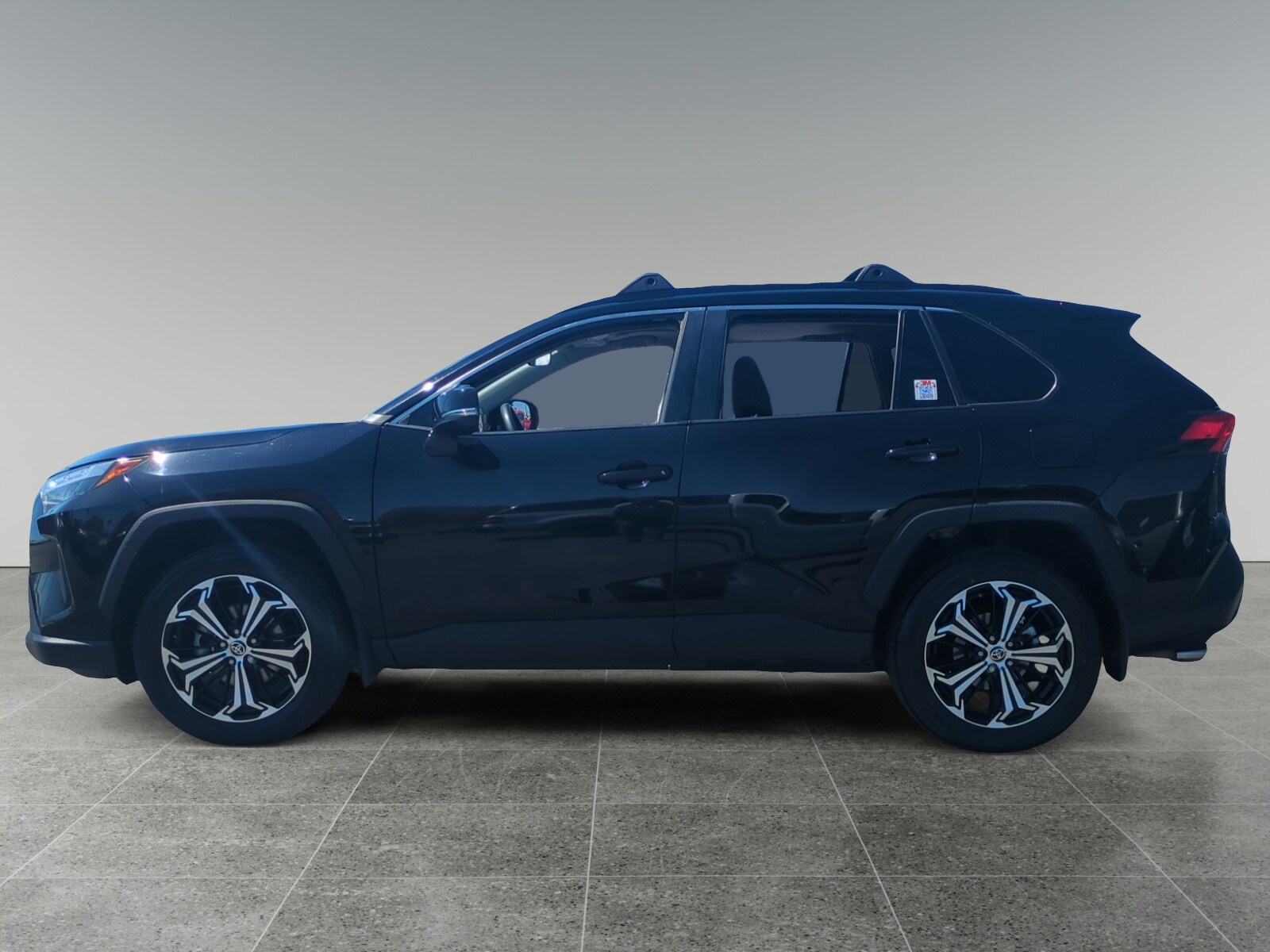 2022 Toyota RAV4 XLE photo 2