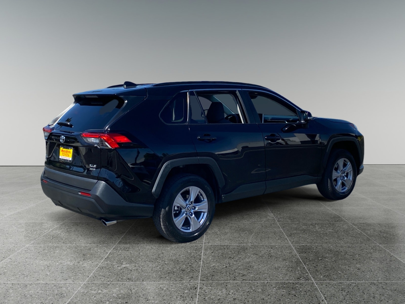 2025 Toyota RAV4 XLE - Photo 5
