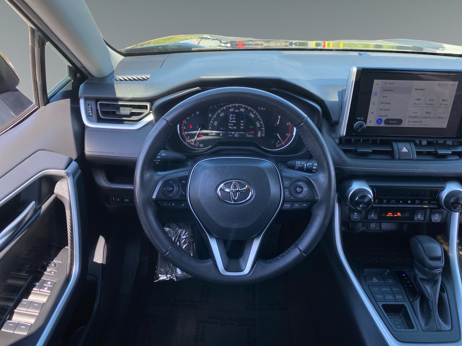 2025 Toyota RAV4 XLE - Photo 12