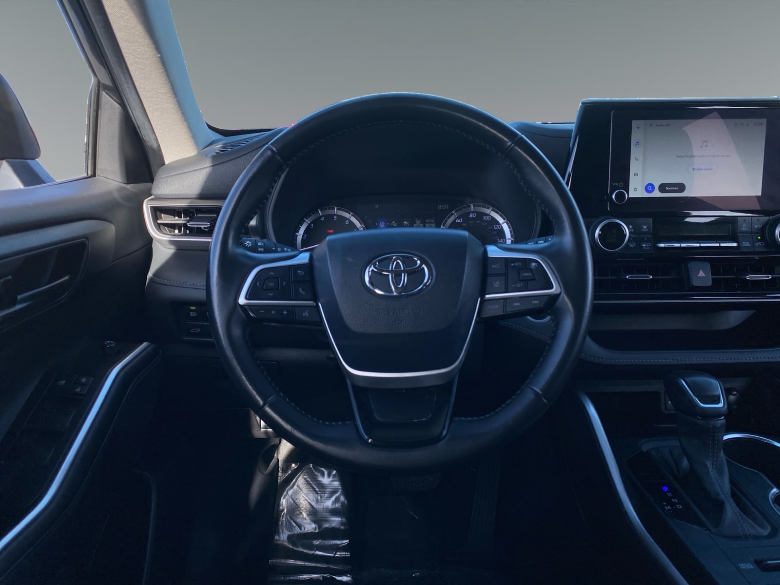 2024 Toyota Highlander LE - Photo 12