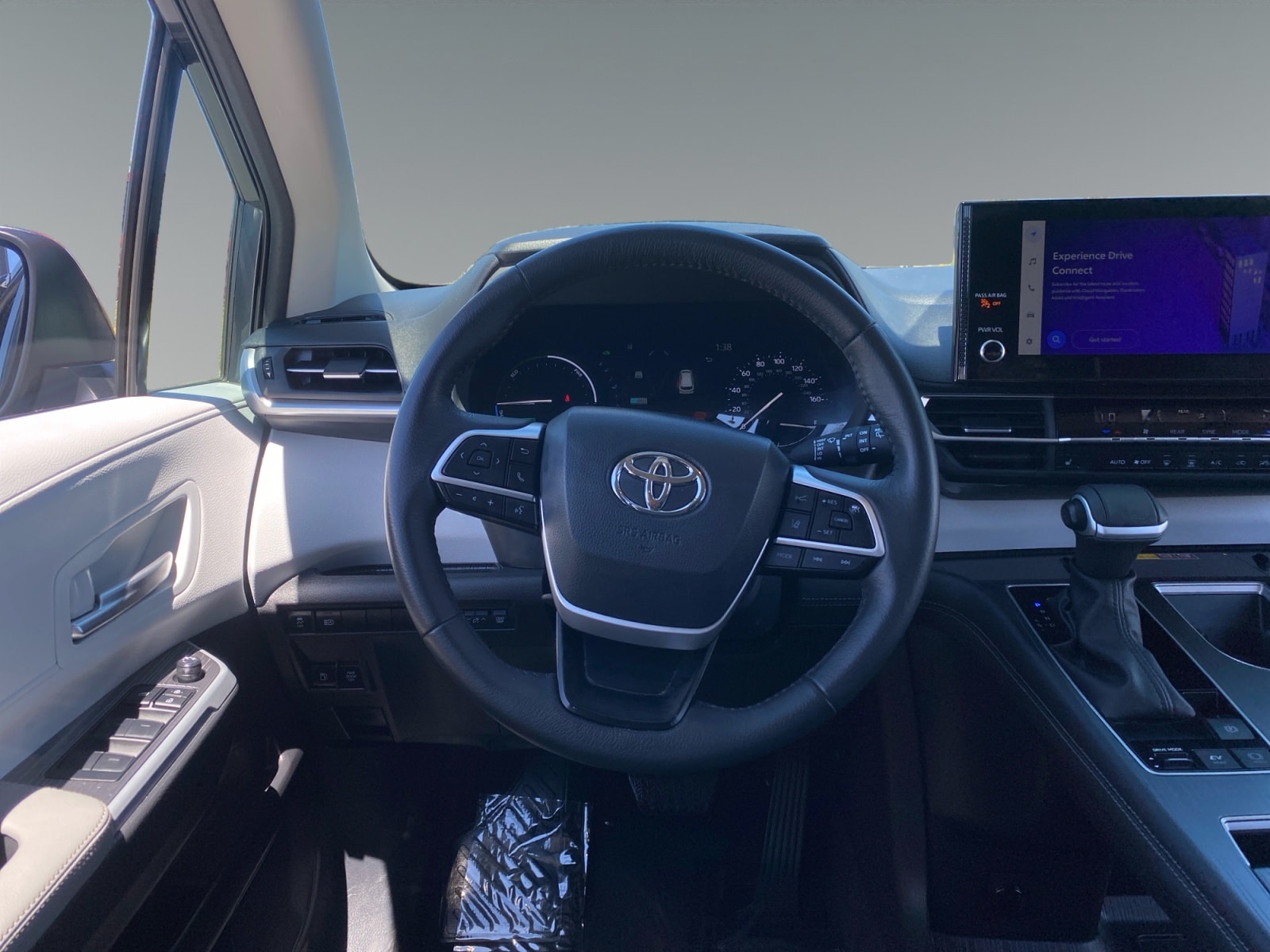 2025 Toyota Sienna XLE - Photo 12